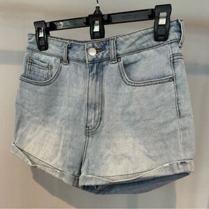 Kendall and Kylie‎ light wash Jean shorts size 27